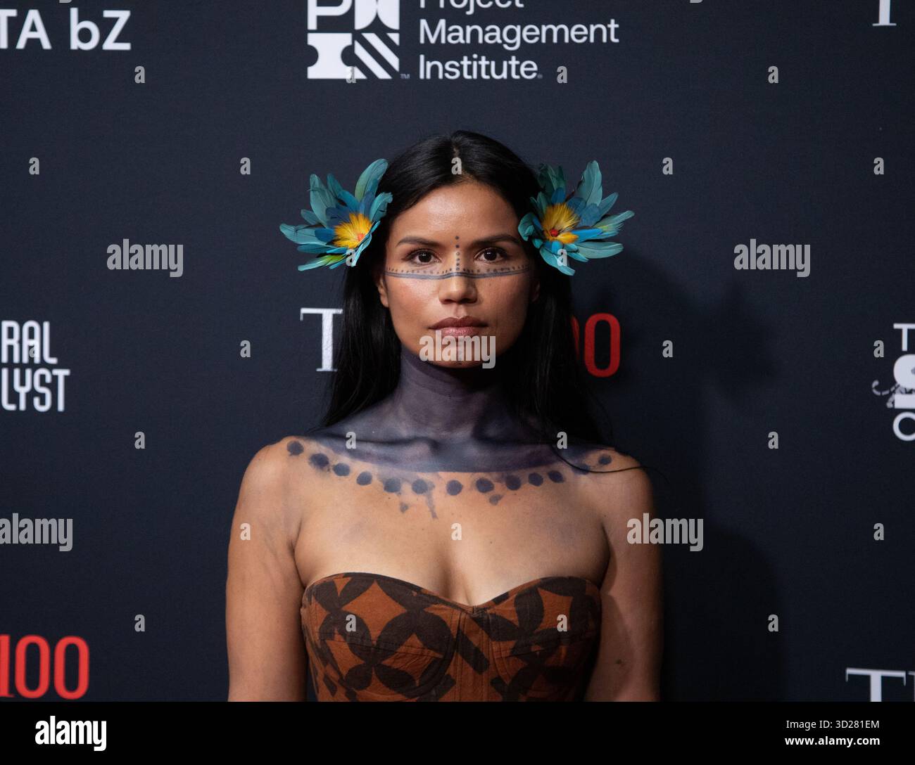 New York, Stati Uniti. 30 ottobre 2025. Nina Gualinga arriva sul Red carpet per il 2025 TIME100 Next a Current al Chelsea Piers Pier 59 giovedì 30 ottobre 2025 a New York City. Foto di Serena Xu Ning/UPI credito: UPI/Alamy Live News Foto Stock