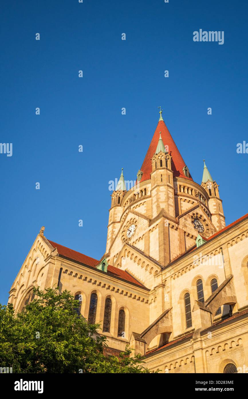 Vienna, Austria - 28 giugno 2019: Chiesa di San Francesco d'Assisi, nota anche come Chiesa del Giubileo dell'Imperatore e Chiesa del Messico, è una chiesa in stile basilico Foto Stock