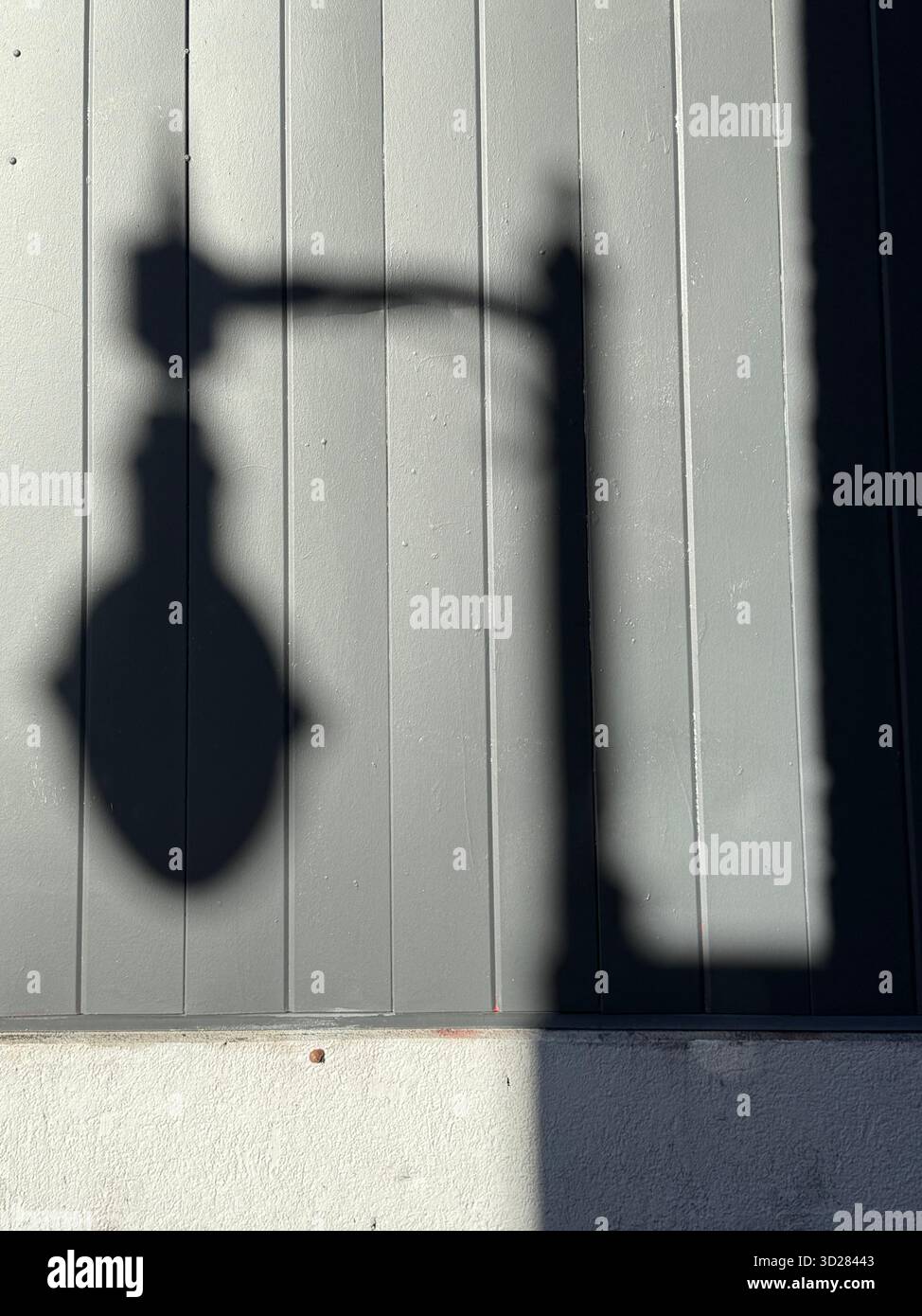 Ombre di una post-lampada - Immagine stock catturata con smartphone