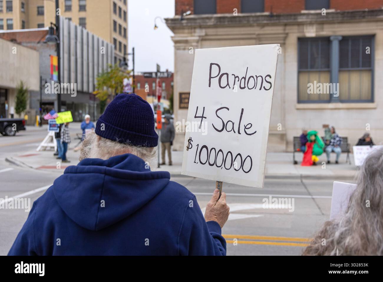 I cittadini del movimento indivisibile dell'Iowa tennero una protesta settimanale a Burlington, Iowa, USA il 25 ottobre 2025. La gente era insoddisfatta di Do Foto Stock