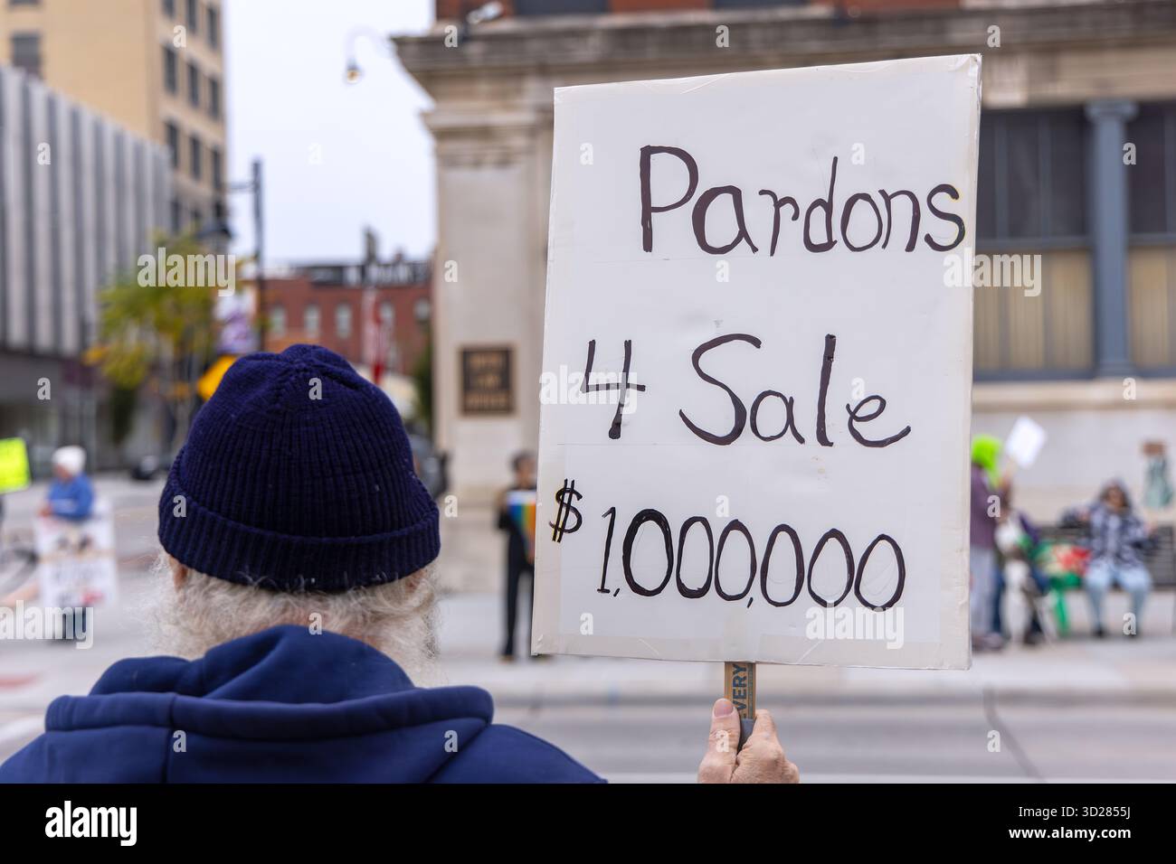 I cittadini del movimento indivisibile dell'Iowa tennero una protesta settimanale a Burlington, Iowa, USA il 25 ottobre 2025. La gente era insoddisfatta di Do Foto Stock
