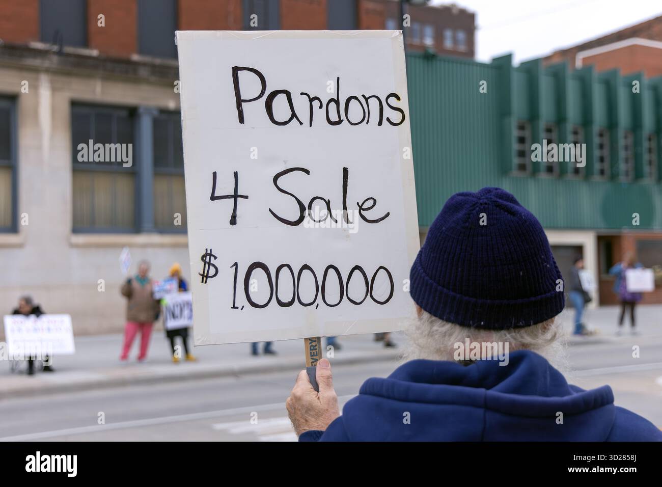 I cittadini del movimento indivisibile dell'Iowa tennero una protesta settimanale a Burlington, Iowa, USA il 25 ottobre 2025. La gente era insoddisfatta di Do Foto Stock