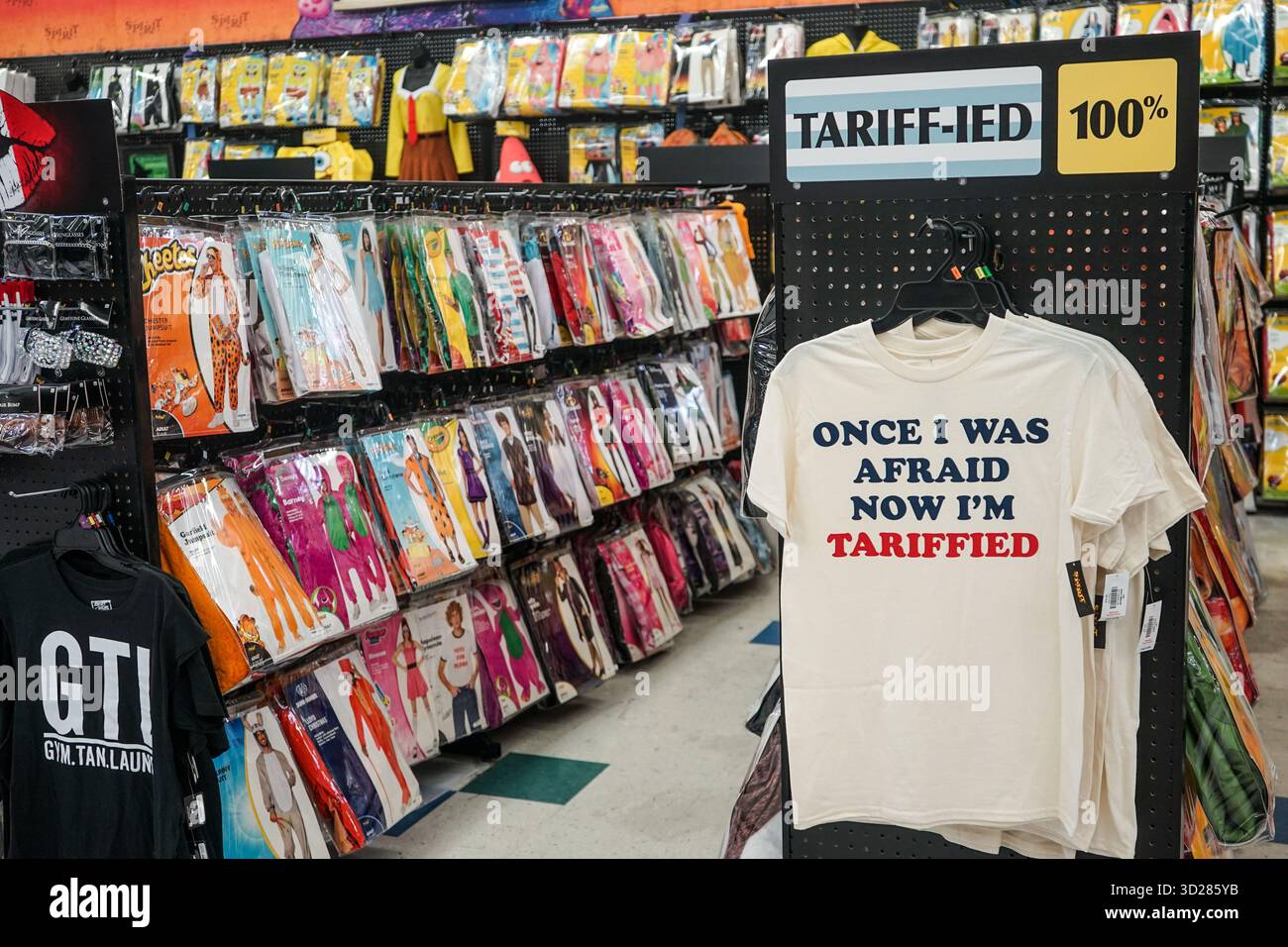 Albuquerque, NEW MEXICO, USA - 19 settembre 2025: Divertente maglietta politica Halloween sulle tariffe all'interno di un negozio Spirit Halloween accanto alle navate dei costumi Foto Stock
