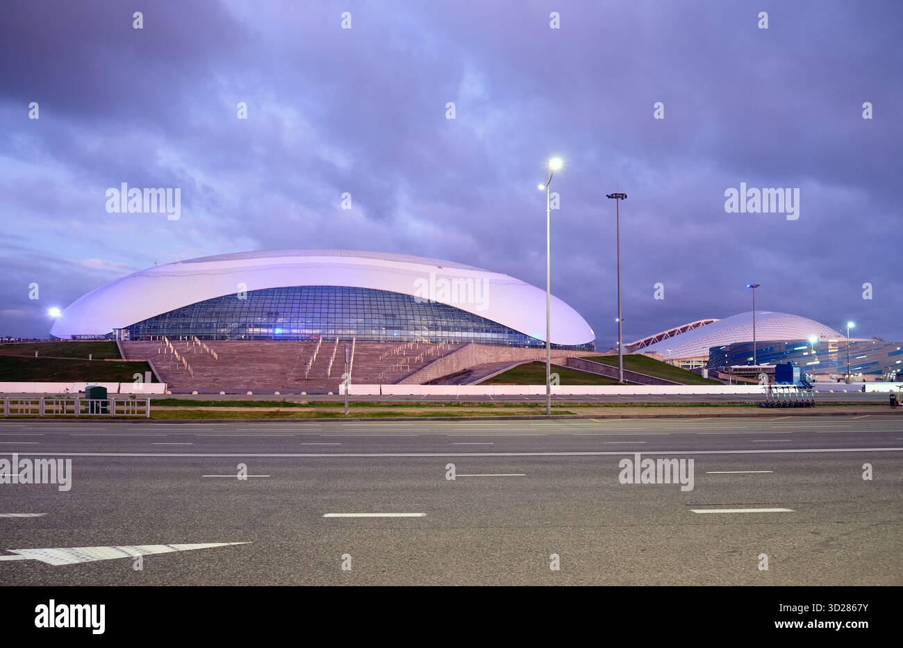 Sirius, Russia - 20 gennaio 2025: Veduta del parco olimpico di Sochi luoghi: Il Bolshoy Ice Dome e lo Stadio Olimpico dei pescatori situato nel Parco Olimpico di Sochi. Sirio Foto Stock