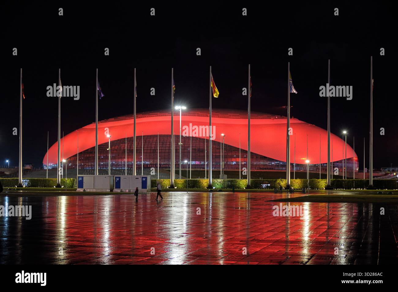 Sirius, Russia - 24 gennaio 2025: Illuminazione notturna del Bolshoy Ice Dome situato nel Sochi Olympic Park. Sirio. Krasnodar Krai. Russia Foto Stock