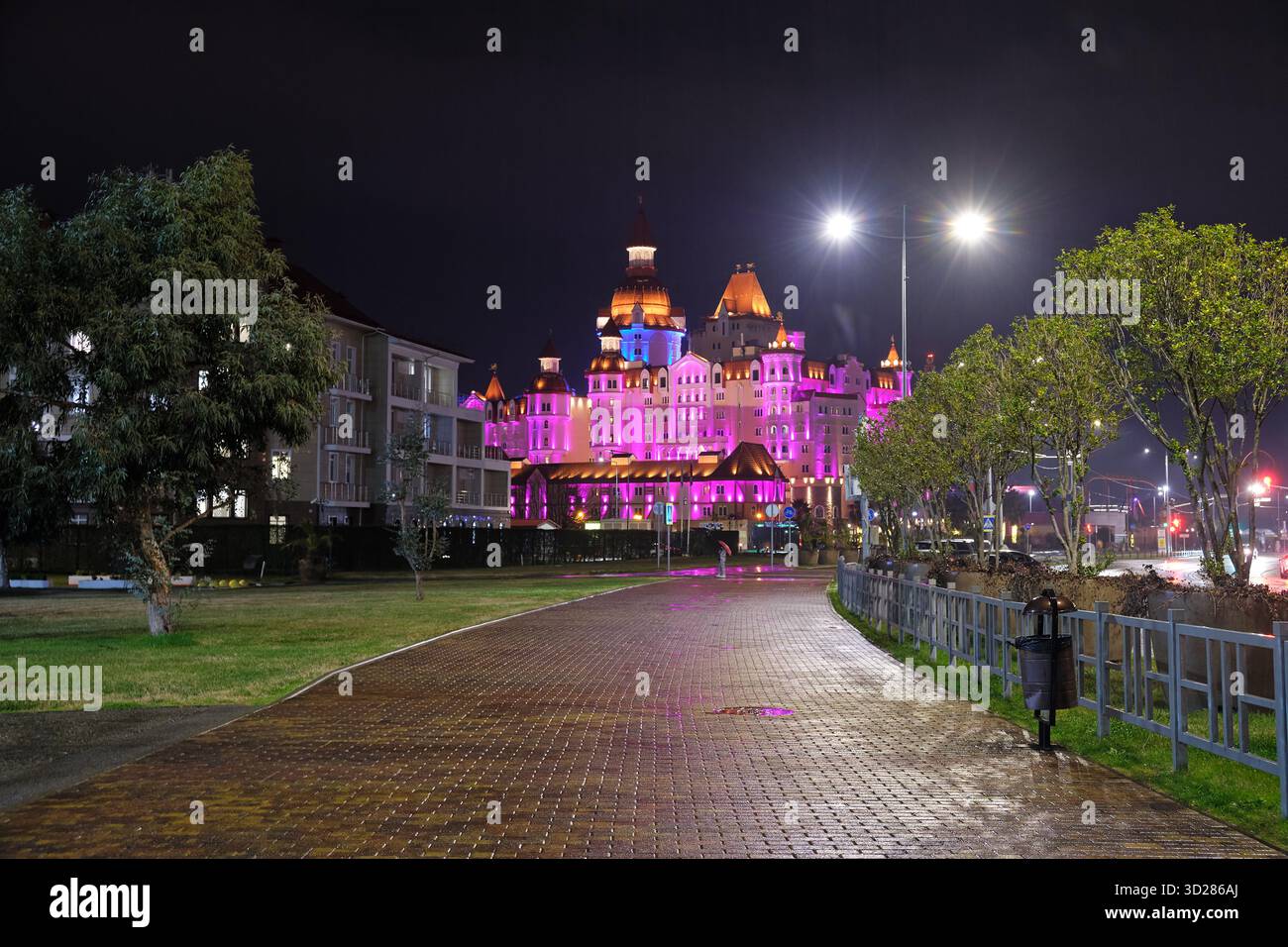 Sochi, Russia - 25 gennaio 2025: L'illuminazione notturna del castello hotel Bogatyr situato nel parco Sochi. Sirio. Krasnodar Krai. Russia Foto Stock
