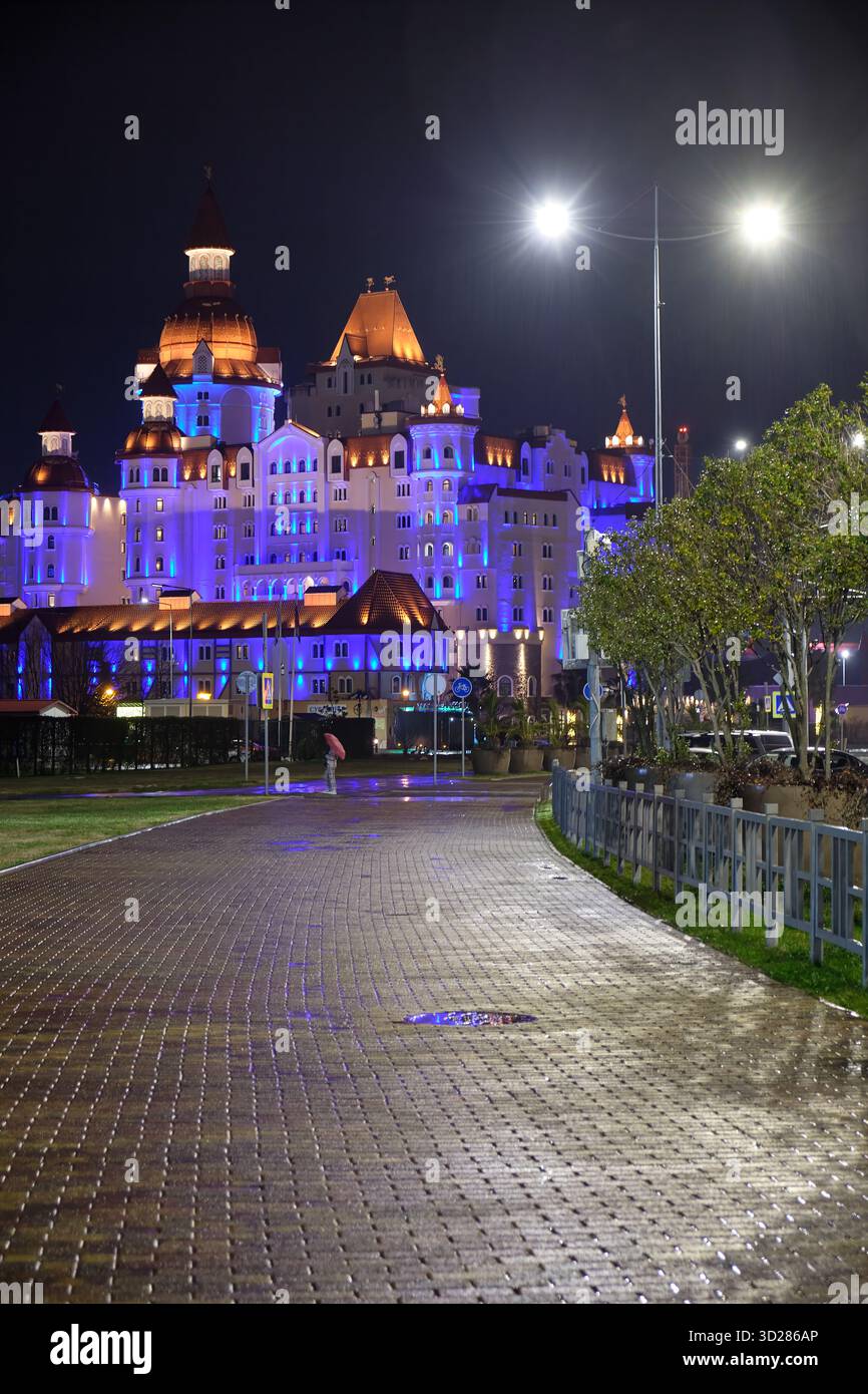 Sochi, Russia - 25 gennaio 2025: L'illuminazione notturna del castello hotel Bogatyr situato nel parco Sochi. Sirio. Krasnodar Krai. Russia Foto Stock