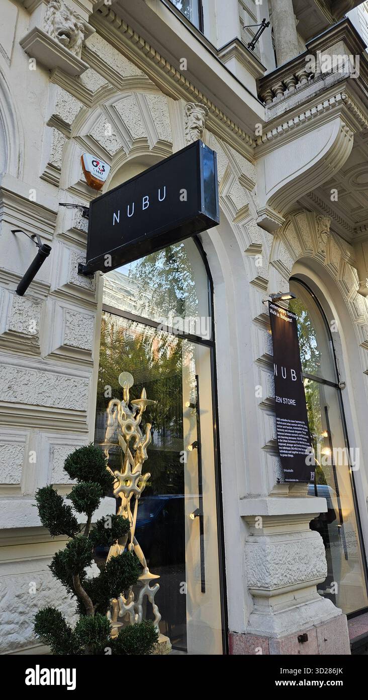 Logo NUBU del marchio di moda ungherese e vetrina sul viale Andrássy di Budapest Foto Stock