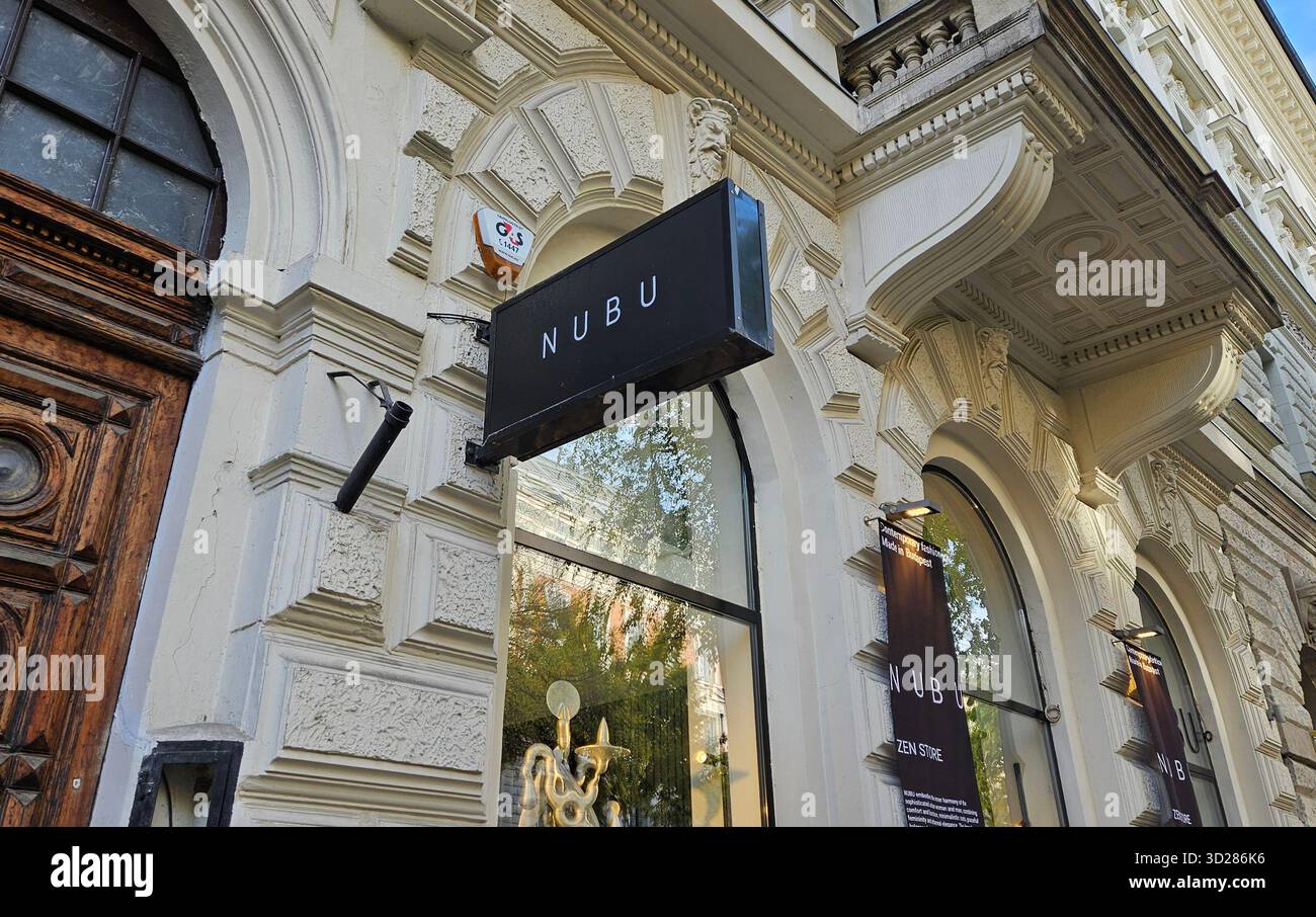Logo NUBU del marchio di moda ungherese e vetrina sul viale Andrássy di Budapest Foto Stock
