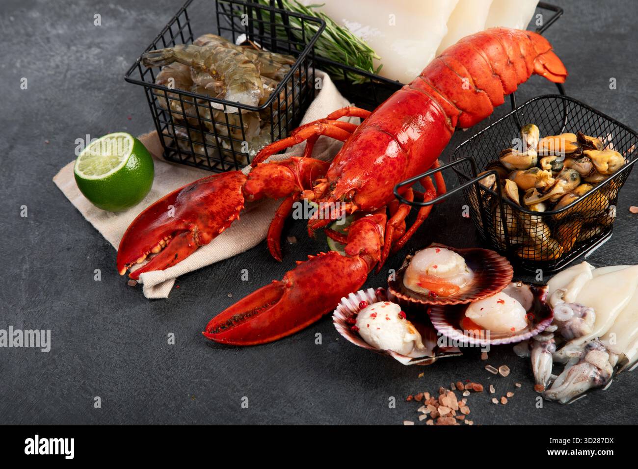 Varietà di pesce fresco ed erbe aromatiche. Pesce fresco e specialità di pesce. Vista dall'alto. Foto Stock