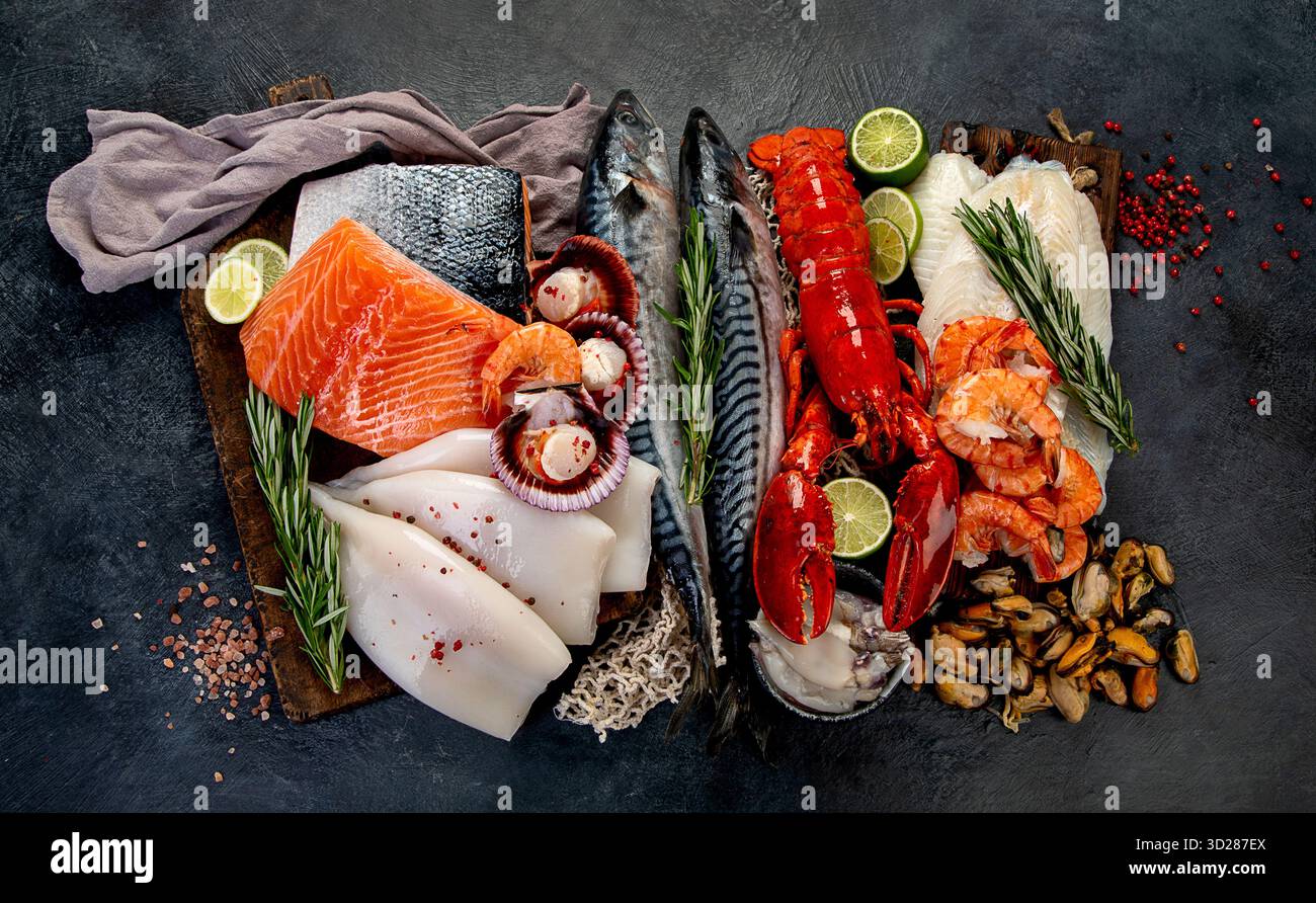 Varietà di pesce fresco ed erbe aromatiche. Pesce fresco e specialità di pesce. Vista dall'alto. Foto Stock