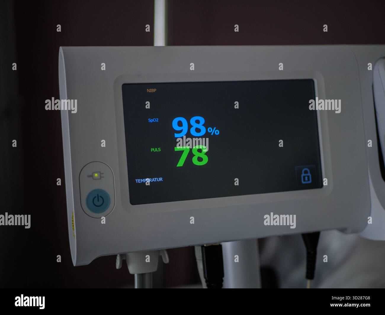 Monitor medico con saturazione di ossigeno 98 e polso 78 bpm in sala ospedaliera, tecnologia sanitaria moderna con visualizzazione dei segni vitali su schermo digitale. Foto Stock