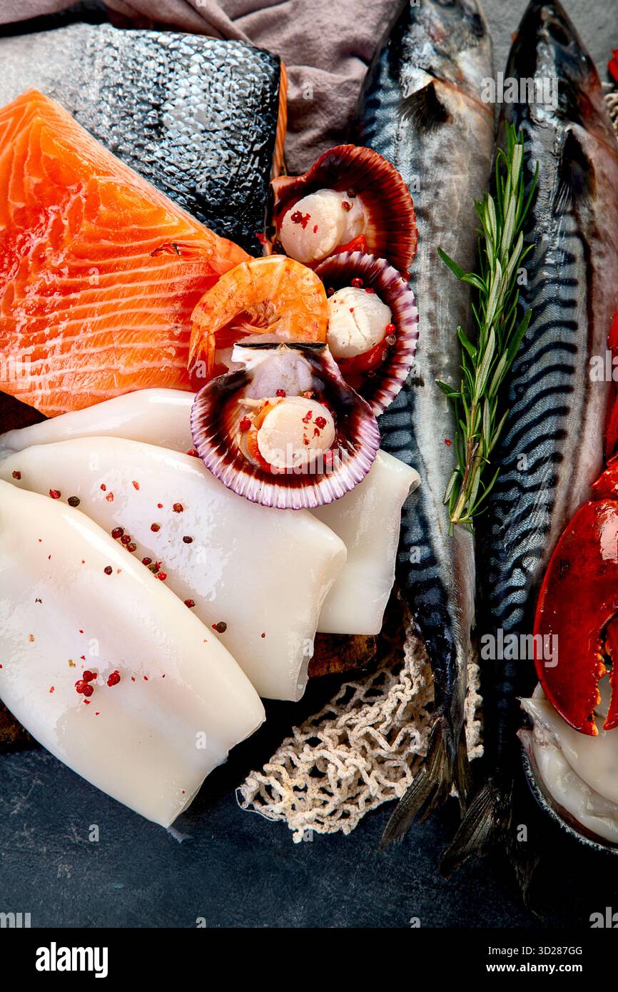 Varietà di pesce fresco ed erbe aromatiche. Pesce fresco e specialità di pesce. Vista dall'alto. Foto Stock