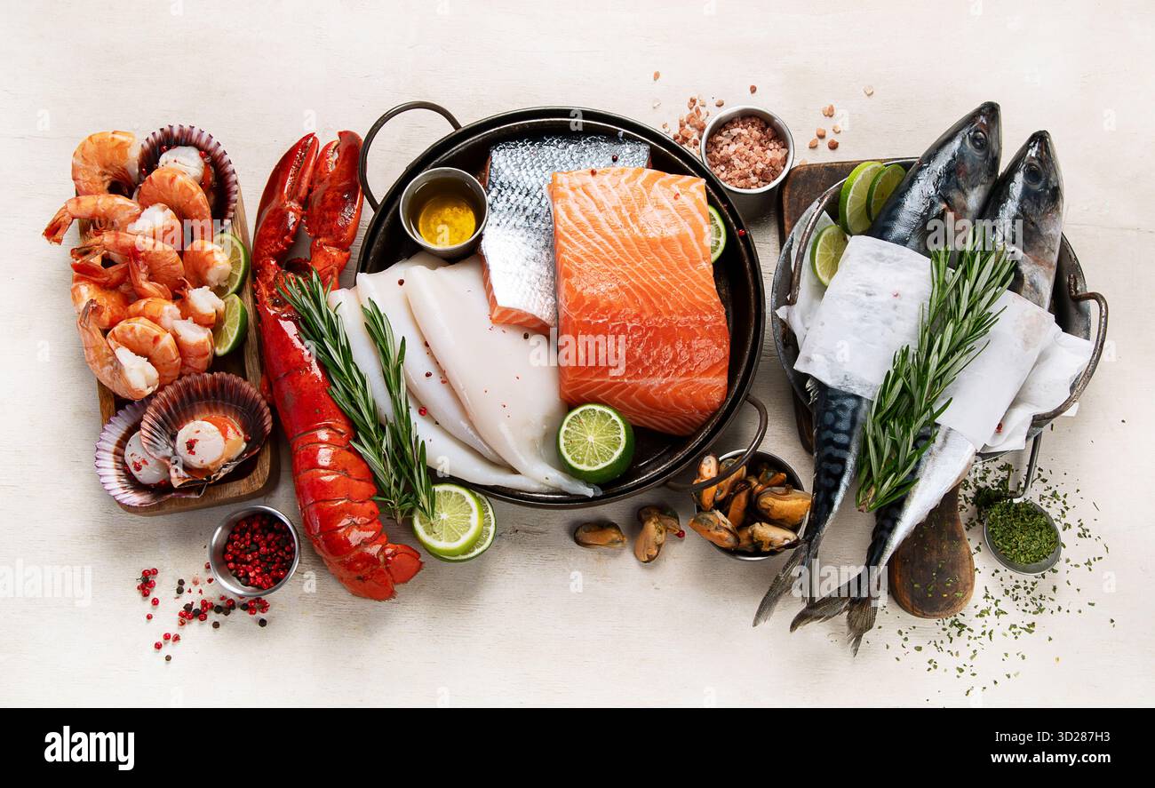 Varietà di pesce fresco ed erbe aromatiche. Pesce fresco e specialità di pesce. Vista dall'alto. Foto Stock