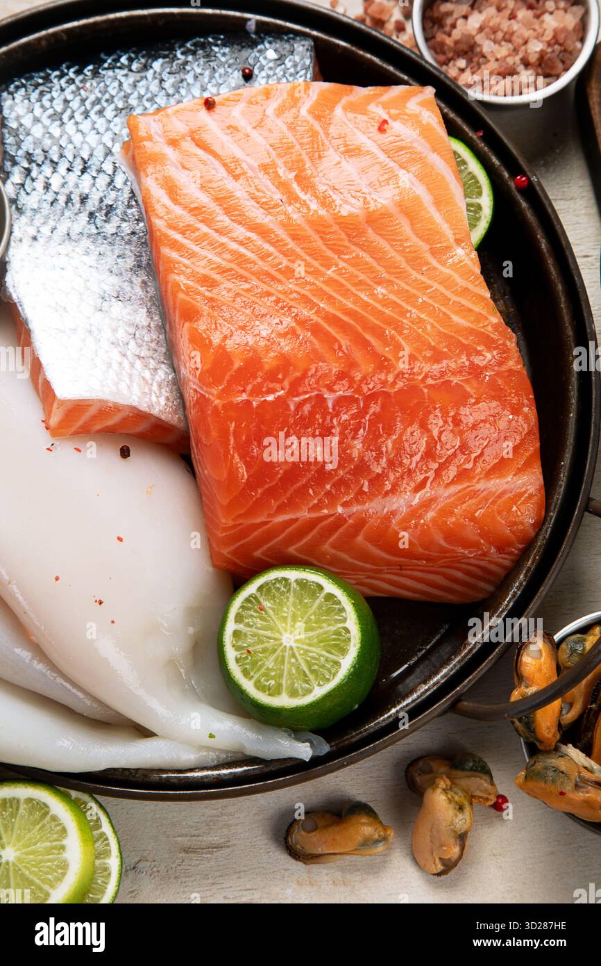 Varietà di pesce fresco ed erbe aromatiche. Pesce fresco e specialità di pesce. Vista dall'alto. Foto Stock