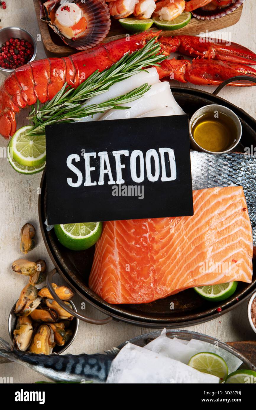 Varietà di pesce fresco ed erbe aromatiche. Pesce fresco e specialità di pesce. Vista dall'alto. Foto Stock