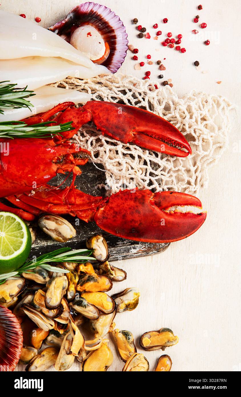 Varietà di pesce fresco ed erbe aromatiche. Pesce fresco e specialità di pesce. Vista dall'alto. Foto Stock