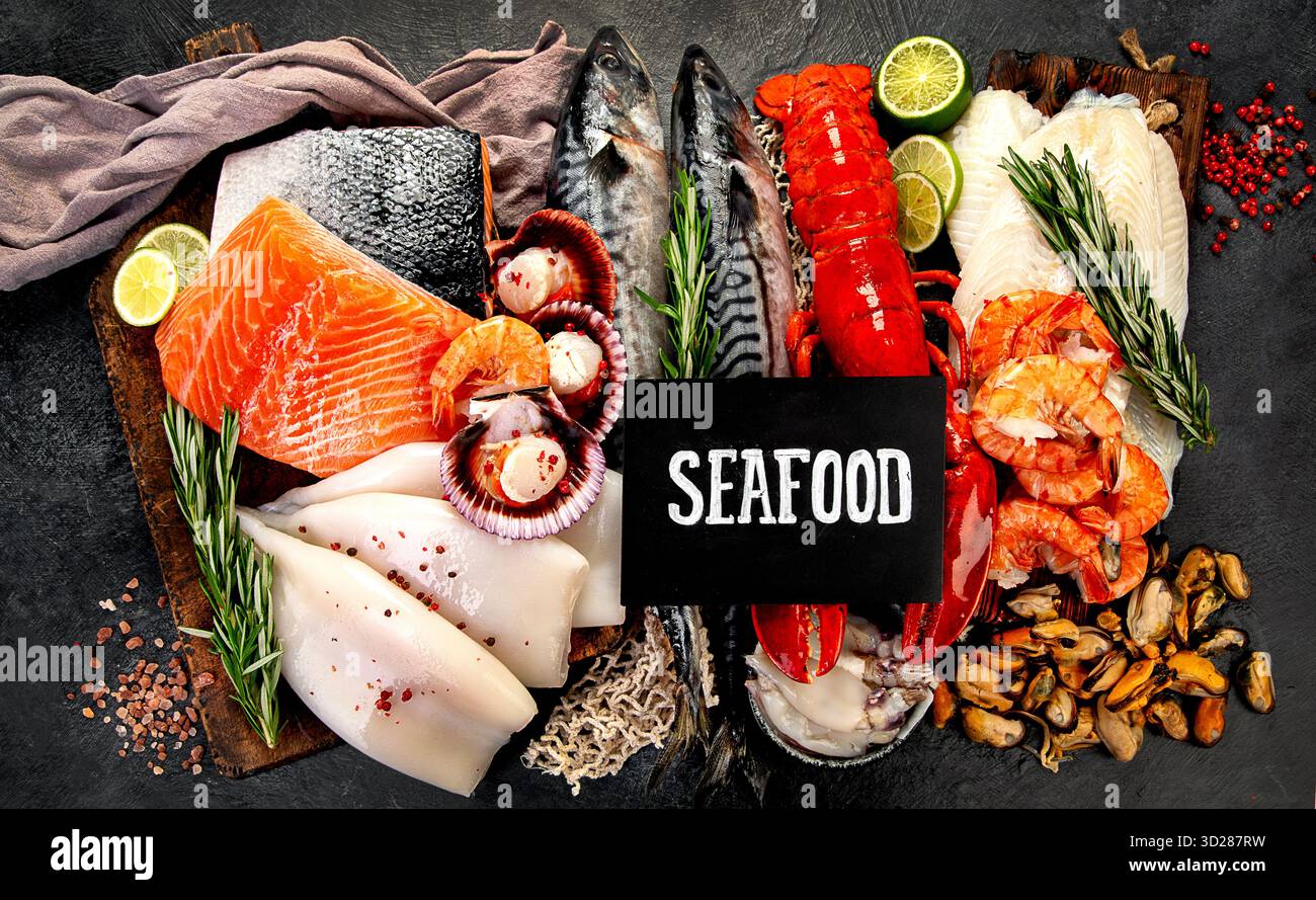 Varietà di pesce fresco ed erbe aromatiche. Pesce fresco e specialità di pesce. Vista dall'alto. Foto Stock