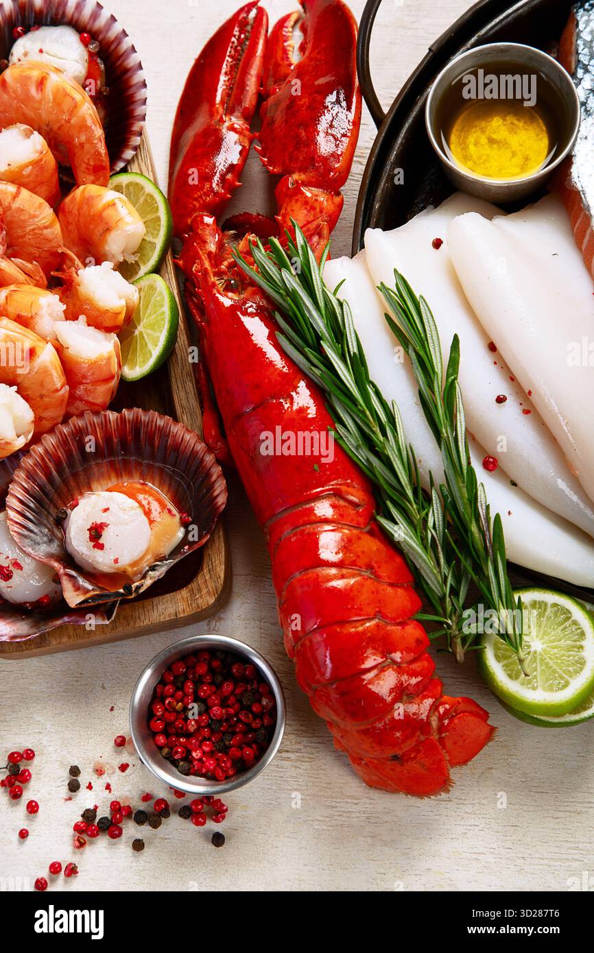 Varietà di pesce fresco ed erbe aromatiche. Pesce fresco e specialità di pesce. Vista dall'alto. Foto Stock