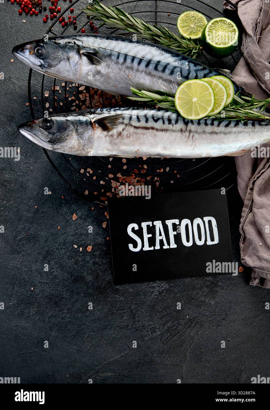 Sgombro fresco ed erbe aromatiche. Pesce fresco e specialità di pesce. Vista dall'alto. Foto Stock