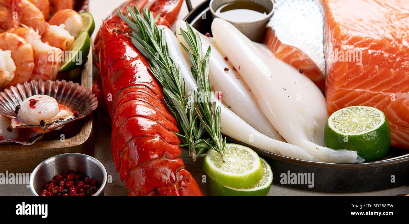 Varietà di pesce fresco ed erbe aromatiche. Pesce fresco e specialità di pesce. Vista dall'alto. Foto Stock