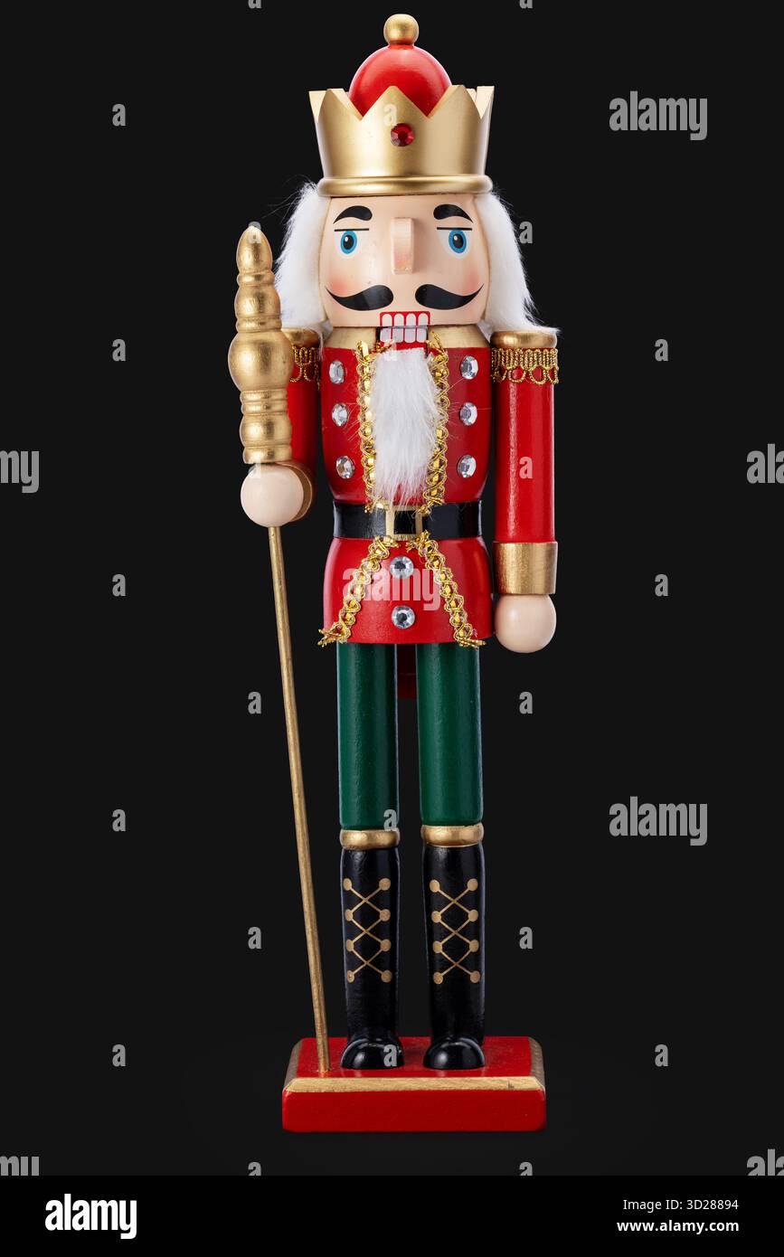 Giocattolo "Re dello Schiaccianoci" con corona e scettro per decorazioni natalizie e festività, isolato su sfondo bianco Foto Stock