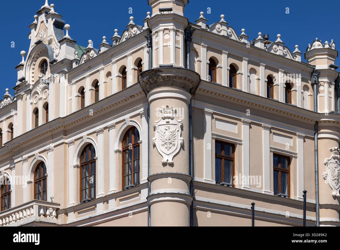 Jaroslaw, Polonia - 26 aprile 2025: Facciata decorativa del Municipio, edificio amministrativo in stile neorinascimentale situato nella Piazza del mercato Foto Stock