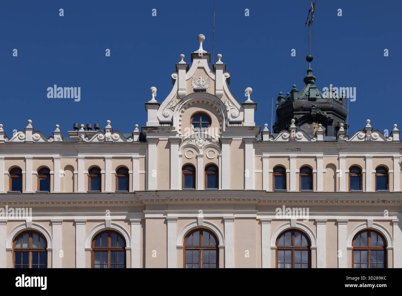 Jaroslaw, Polonia - 26 aprile 2025: Facciata decorativa del Municipio, edificio amministrativo in stile neorinascimentale situato nella Piazza del mercato. Foto Stock