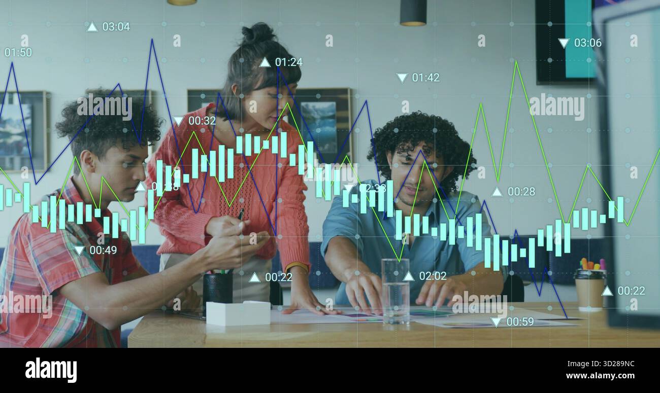 Collaborazione con il team che esamina i documenti stampati attorno al tavolo nella sala riunioni, con grafici di dati Foto Stock