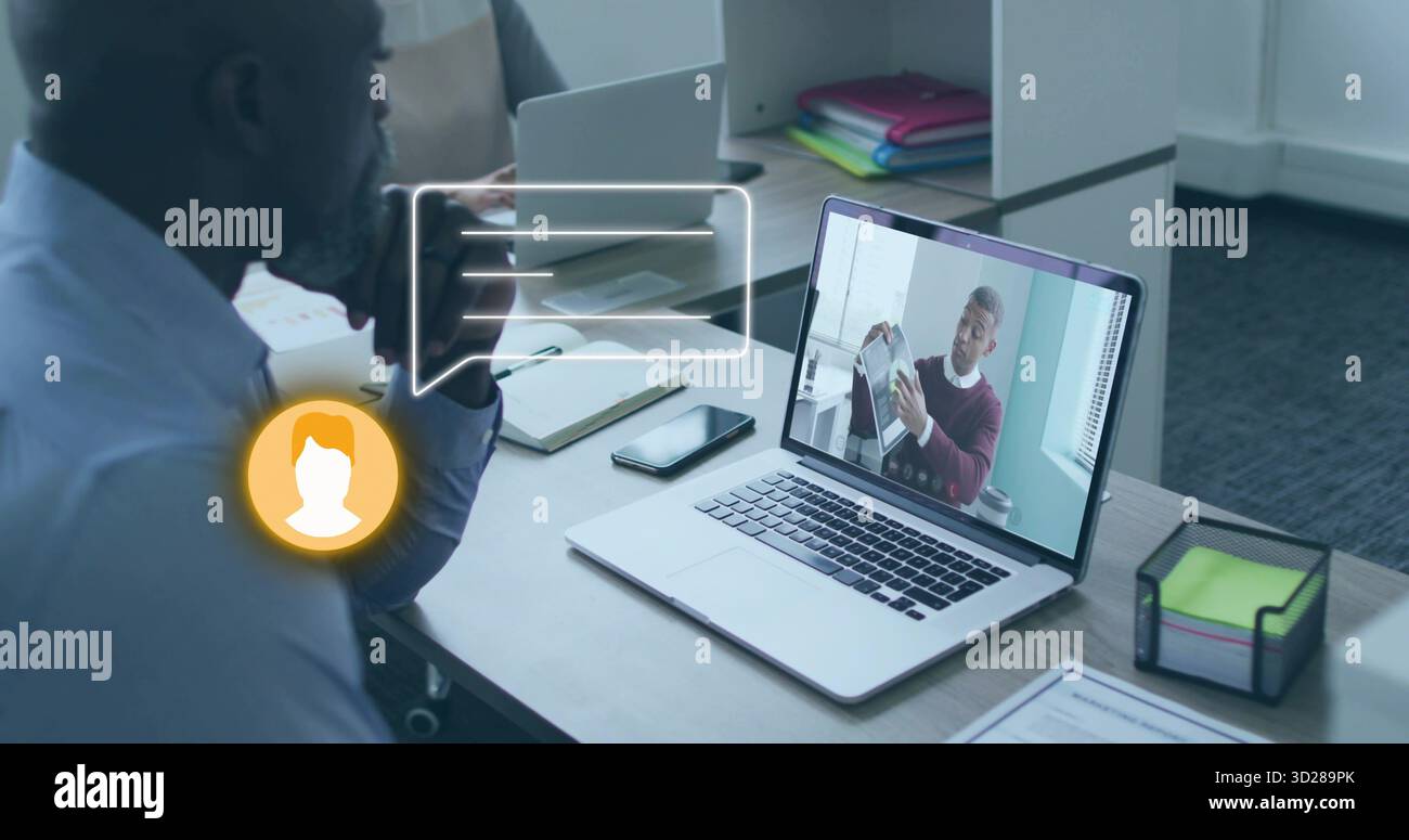 Uomo maturo che indossa una camicia con bottoni per guardare una chiamata in conferenza su un computer portatile nell'alloggiamento dell'ufficio, spazio per le copie Foto Stock