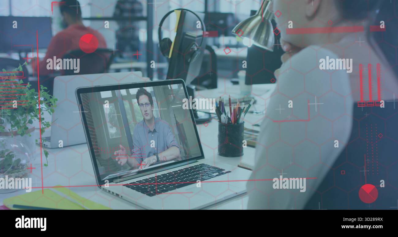 Lavoratore in ufficio che sorregge il mento e guarda un collega remoto su un laptop in un ufficio open space, in uno spazio di copia Foto Stock