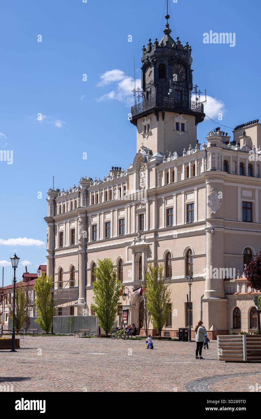 Jaroslaw, Polonia - 26 aprile 2025: Facciata decorativa e torre dell'orologio del Municipio, edificio amministrativo in stile neorinascimentale, Piazza del mercato Foto Stock