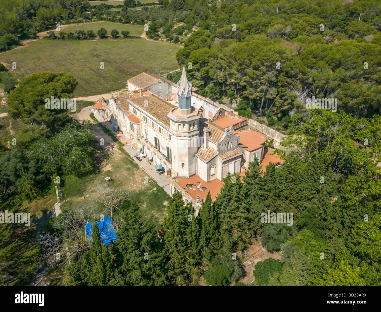 Edificio e torre modernista Masia Cal Pla, un bene culturale di interesse locale, circondato da foreste di pini a Cunit, Tarragona, Spagna Foto Stock