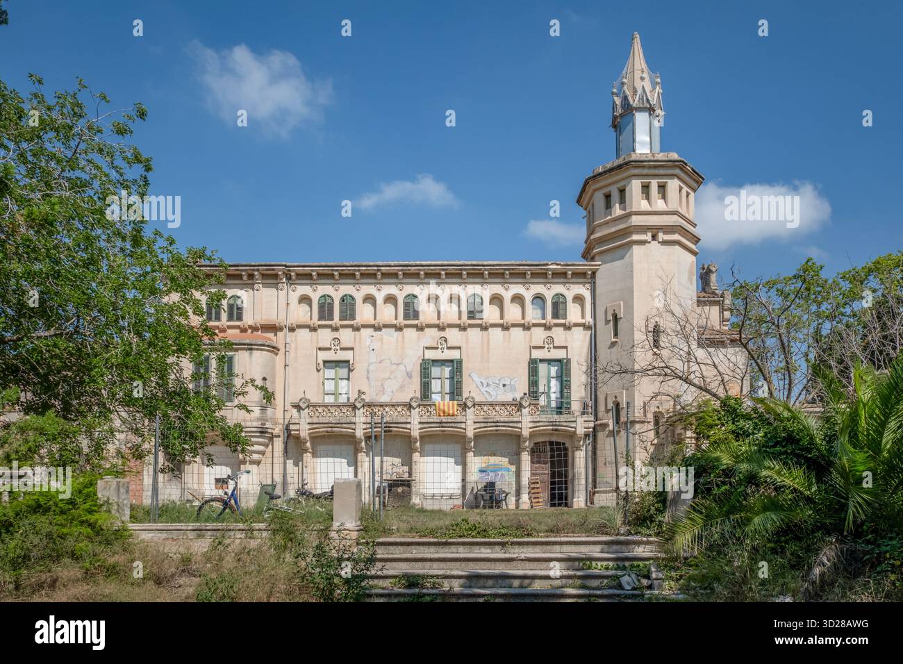 Facciata principale, torre centrale e gradini che conducono all'abbandonata Masia Cal Pla, un bene culturale di interesse locale, a Cunit, Spagna Foto Stock