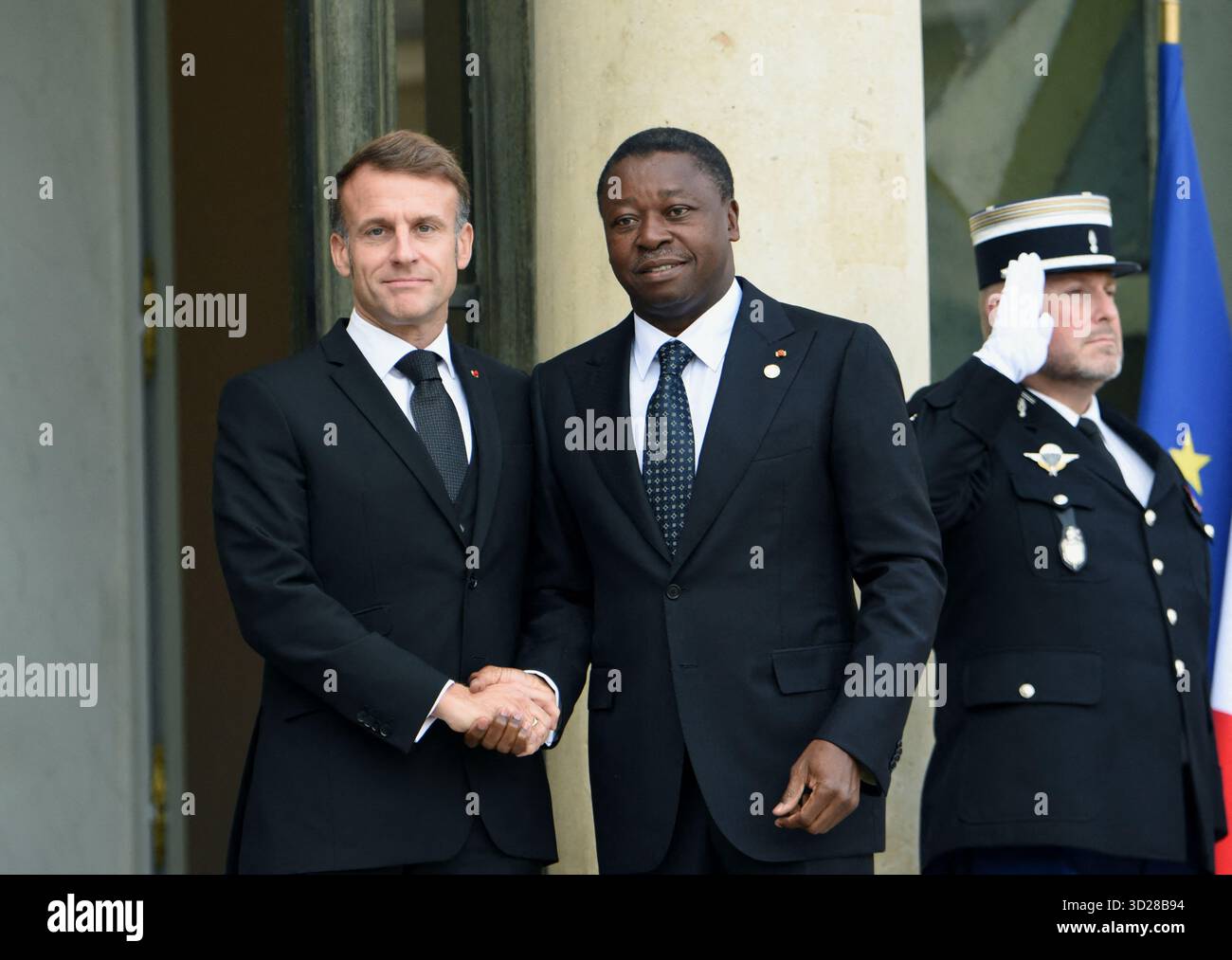 Parigi, Francia. 30 ottobre 2025. Il presidente francese Emmanuel Macron dà il benvenuto al presidente del Consiglio della Repubblica togolese Faure Gnassingbe presso il palazzo presidenziale Elysee a Parigi, in Francia, il 30 ottobre 2025. Foto di Alain Apaydin/ABACAPRESS.COM credito: Abaca Press/Alamy Live News Foto Stock