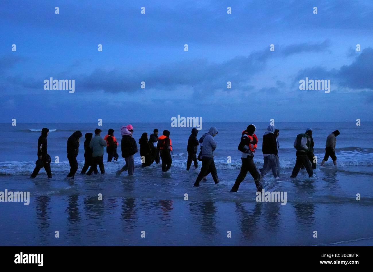 Foto del file datata 22/10/25, di persone ritenute migranti che attraversano il mare per salire a bordo di una piccola barca a Gravelines, in Francia. La preoccupazione per l'immigrazione è un "panico manifatturiero”, secondo un gruppo di campagna elettorale, dopo le elezioni solo un quarto delle persone ritiene che si tratti di una questione importante a livello locale. Data di pubblicazione: Venerdì 31 ottobre 2025. Foto Stock