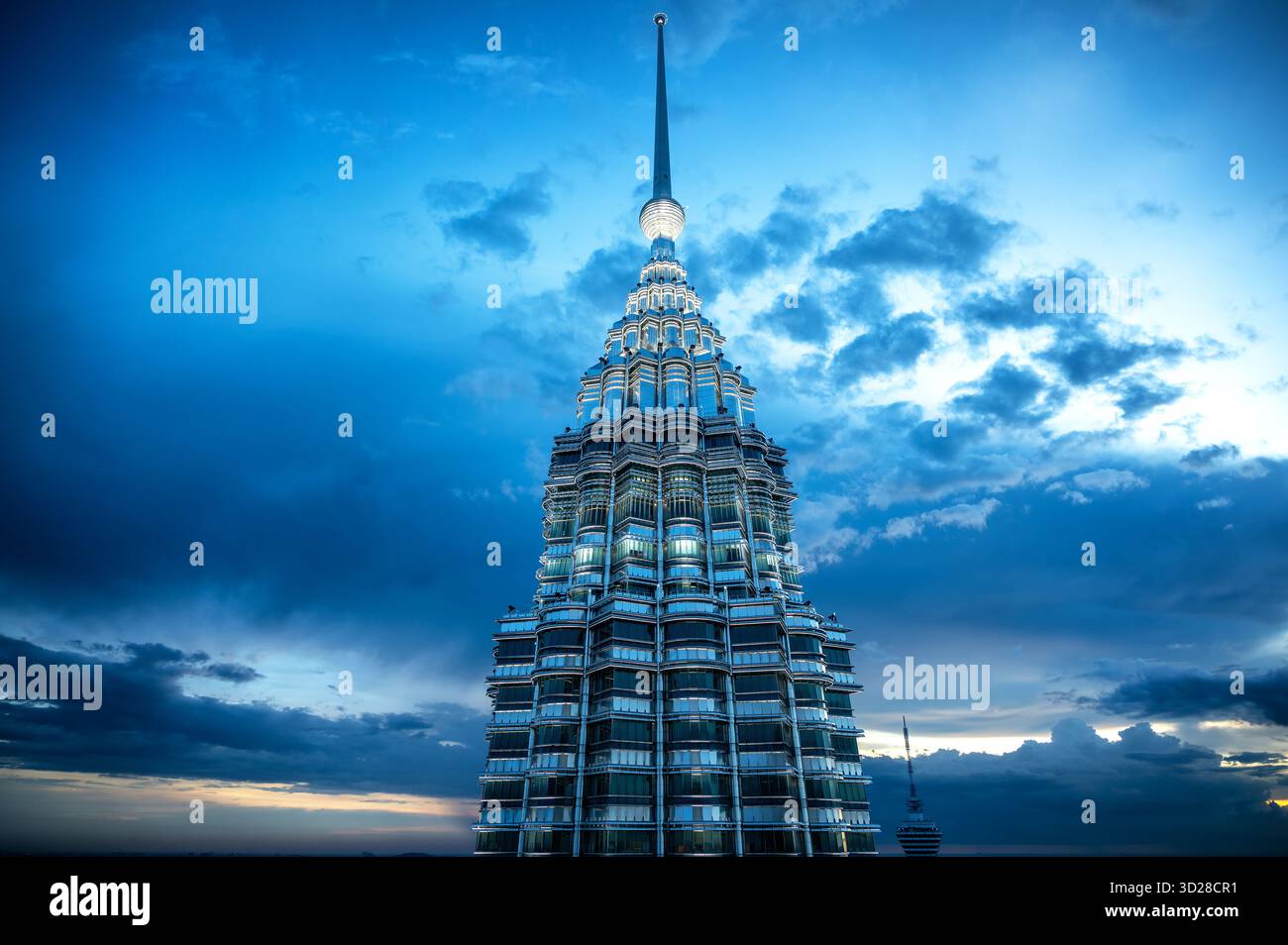 Vista della cima di una delle Torri Petronas subito dopo il tramonto Foto Stock
