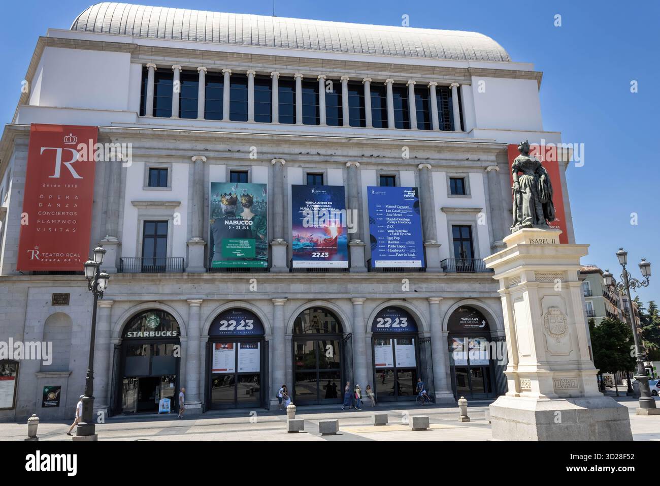 Madrid, Spagna - 10 luglio 2022: Teatro reale e monumento di Isabella II Foto Stock