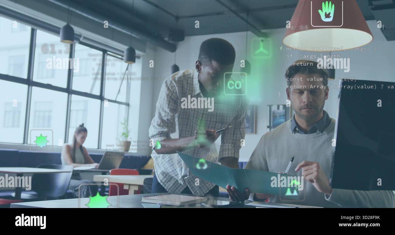 Sviluppatore di software che guida il project manager in ufficio, con cartella verde acqua e sovrapposizione dati Foto Stock