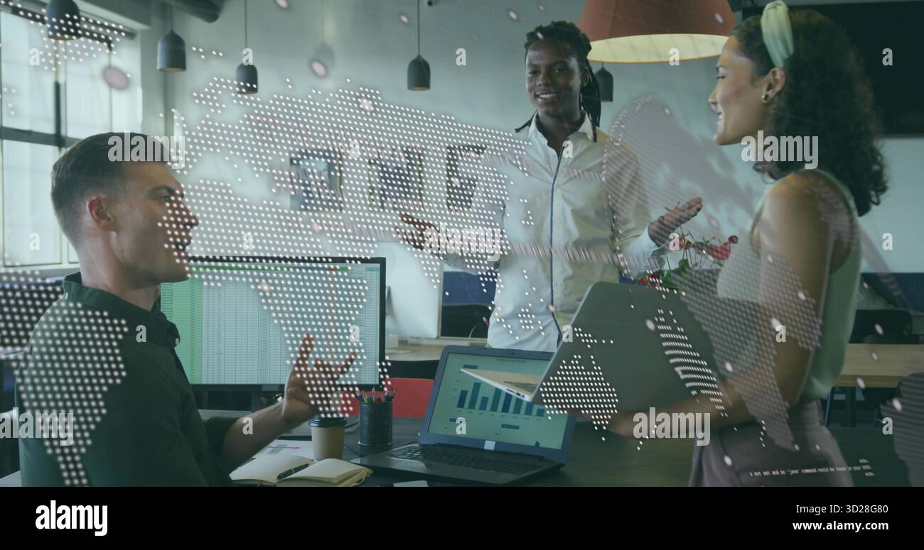 Collaborazione di tre professionisti che discutono di grafici sui notebook in ufficio con sovrapposizione di dati globali Foto Stock