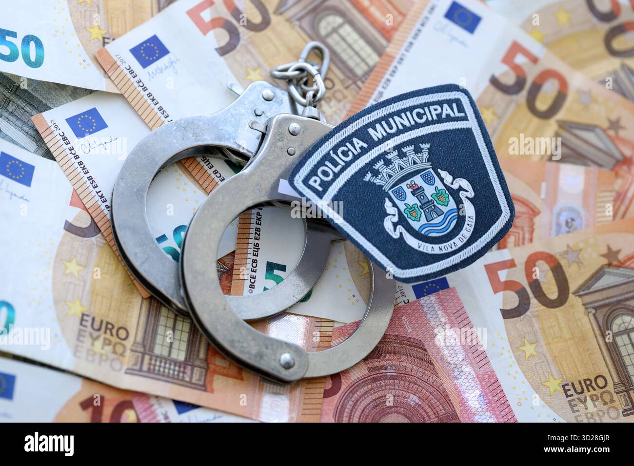 KIEV, UCRAINA - 6 SETTEMBRE 2025 Portogallo polizia municipale e grande quantità di banconote in euro con manette da vicino Foto Stock