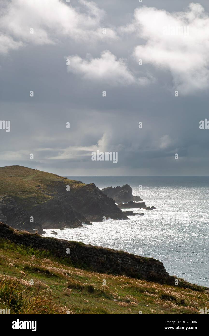 Pentire Headland in estate mutevole, con il sole che si infrangono tra le nuvole. Newquay, Cornovaglia, Regno Unito Foto Stock