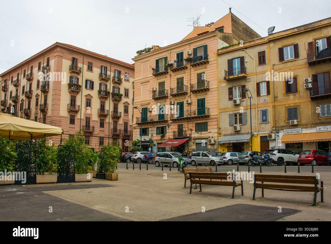 Palermo, Italia - 20 maggio 2025. Piazza Francesco nasce, una tranquilla piazza urbana nel quartiere Borgo Vecchio di Palermo in Sicilia. Foto Stock