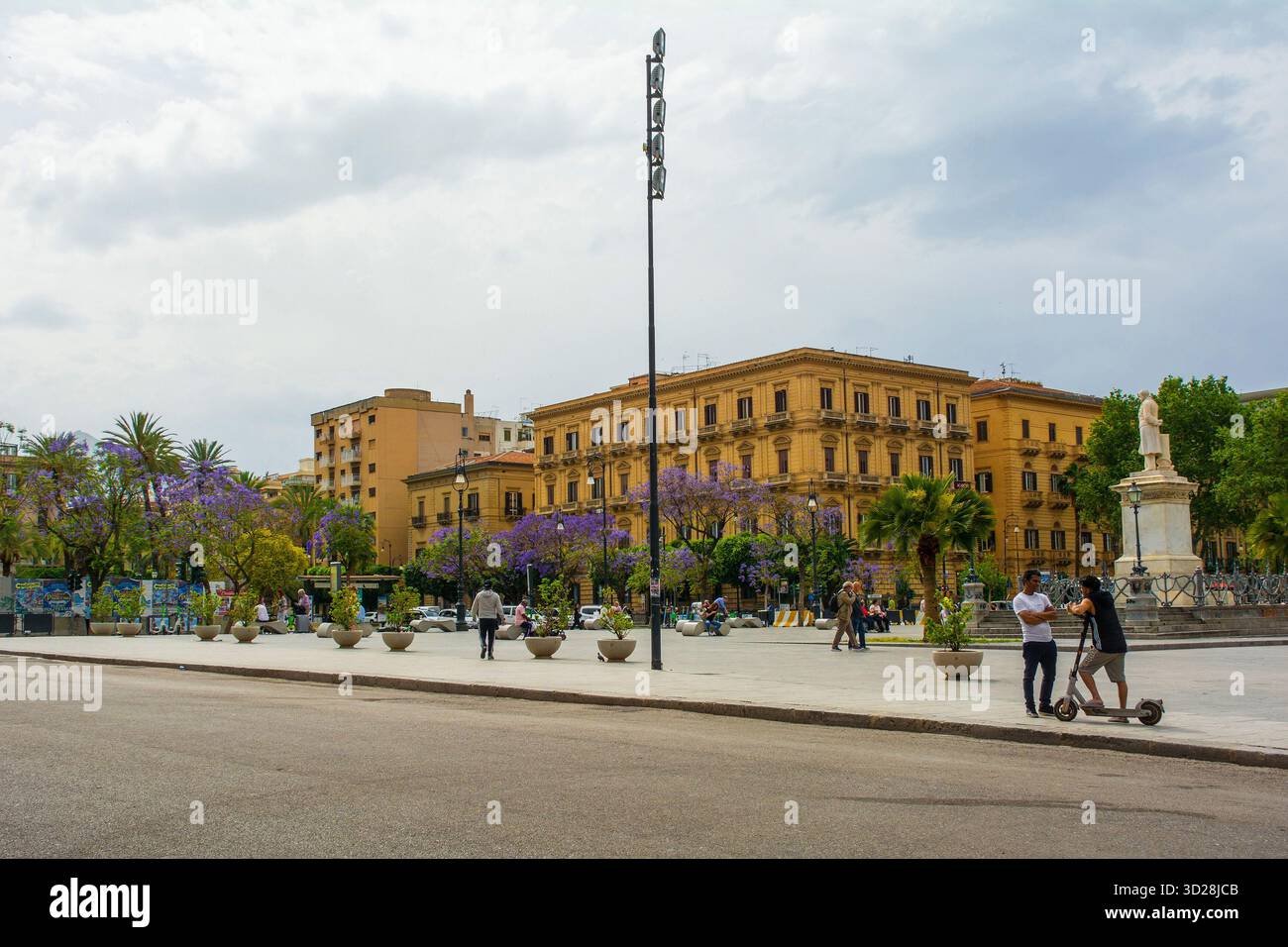 Palermo, Italia - 20 maggio 2025. Piazza Ruggero Settimo nel quartiere Politeama. Un'importante piazza urbana dominata da un monumento centrale in marmo a Settimo Foto Stock
