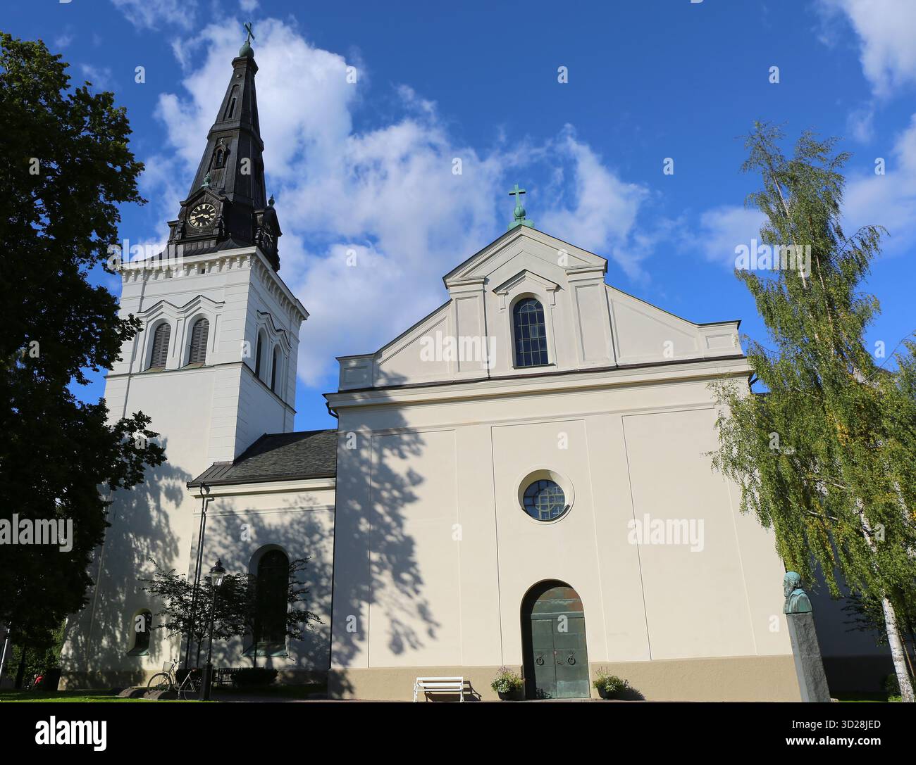 Karlstad, Svezia - 17 settembre 2025: Persone non identificate in piedi e che parlano vicino alla cattedrale di Karlstad con sfondo blu Foto Stock