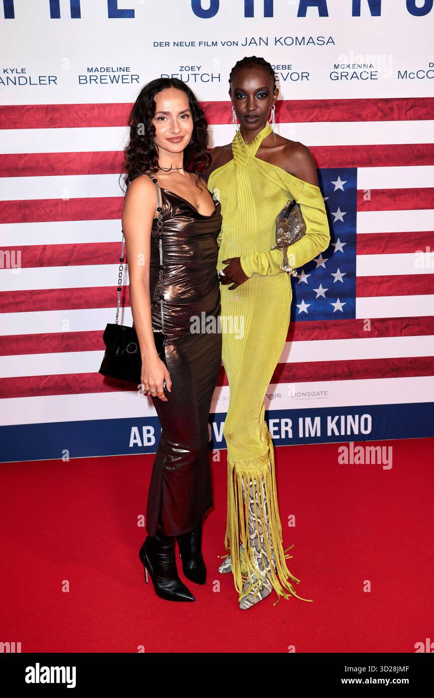 Tabea Reutter e Nicole Atieno bei der Premiere des Kinofilms mi fanno sentire nella sala cinematografica der Astor. Berlino, 30.10.2025 *** Tabea Reutter e Nicole Atieno alla prima del lungometraggio Make me Feel in the Astor Film Lounge Berlin, 30 10 2025 foto:XS.xGabschx/xFuturexImagex Change_5054 Foto Stock