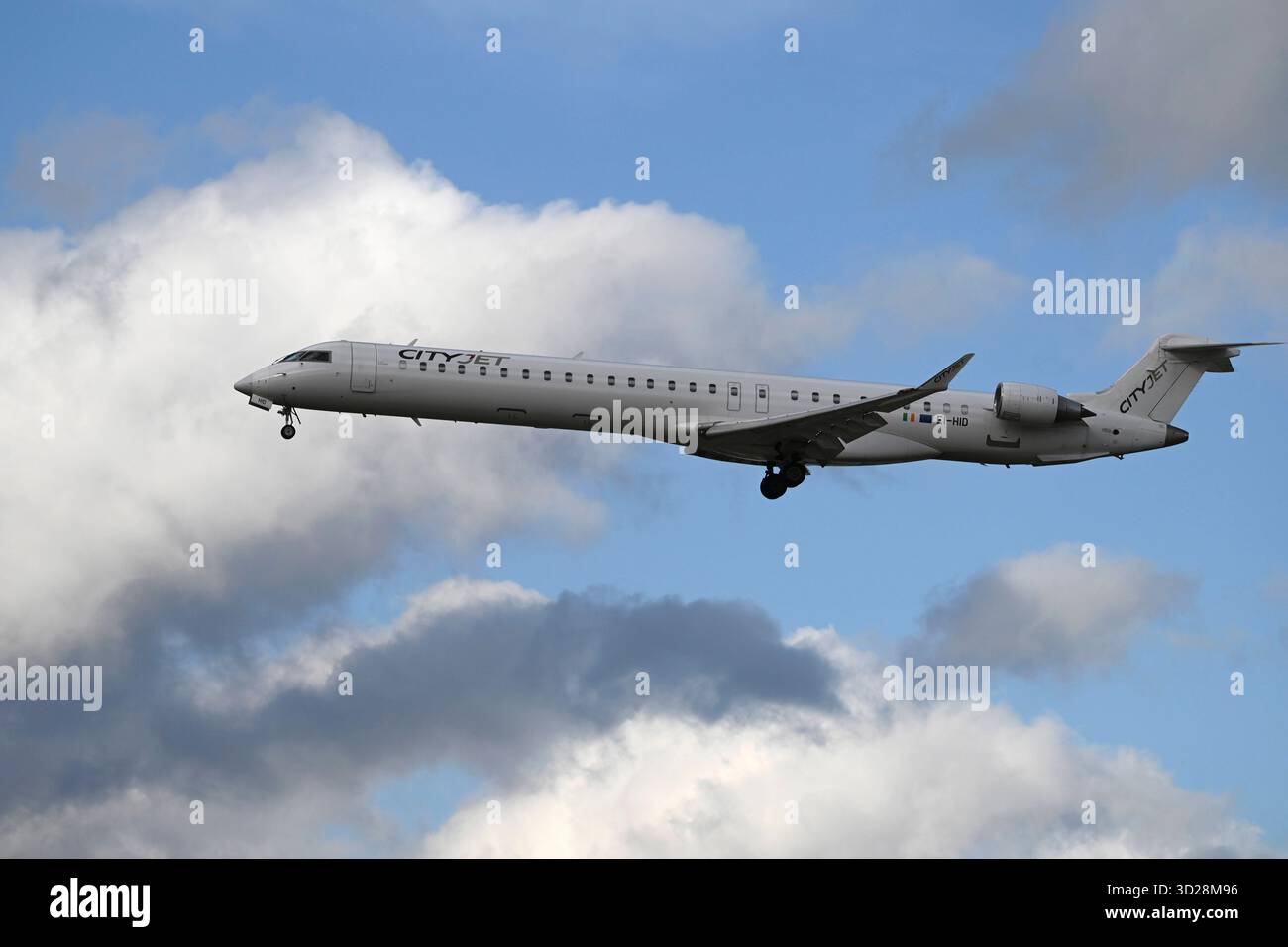 Eine Mitsubishi CRJ-1000 von Cityjet landet auf dem Frankfurter Flughafen Standort: Spotterpunkt Zeppelinheim am Frankfurter Flughafen Fraport 23.10.2025 a Francoforte, *** Un Mitsubishi CRJ 1000 da Cityjet atterra presso il punto di osservazione Zeppelinheim presso l'aeroporto di Francoforte Fraport 23 10 2025 a Francoforte, Foto Stock