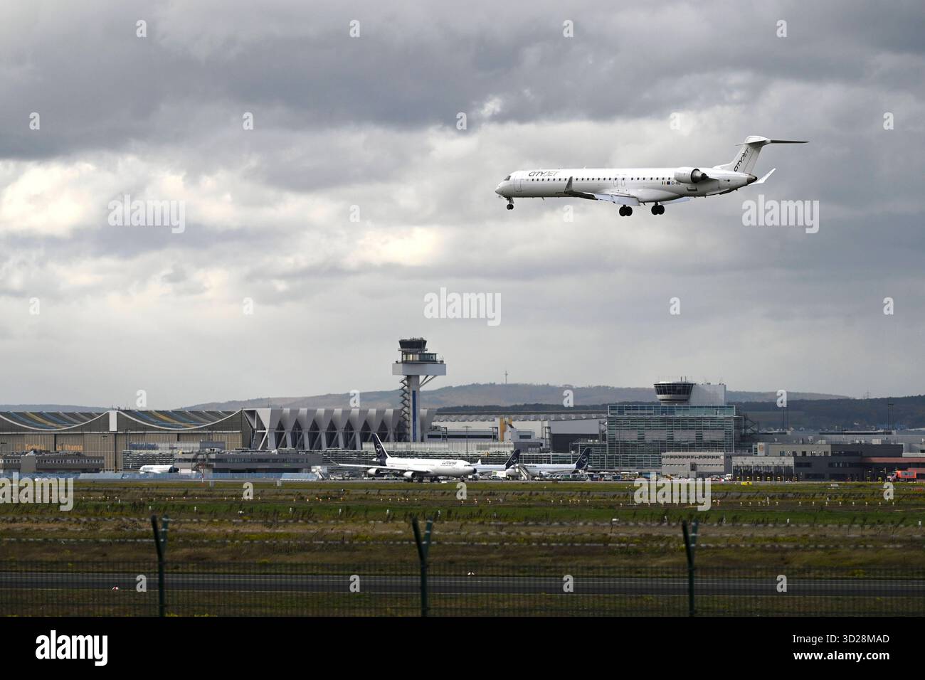Eine Mitsubishi CRJ-1000 von Cityjet landet auf dem Frankfurter Flughafen Standort: Spotterpunkt Zeppelinheim am Frankfurter Flughafen Fraport 23.10.2025 a Francoforte, *** Un Mitsubishi CRJ 1000 da Cityjet atterra presso il punto di osservazione Zeppelinheim presso l'aeroporto di Francoforte Fraport 23 10 2025 a Francoforte, Foto Stock