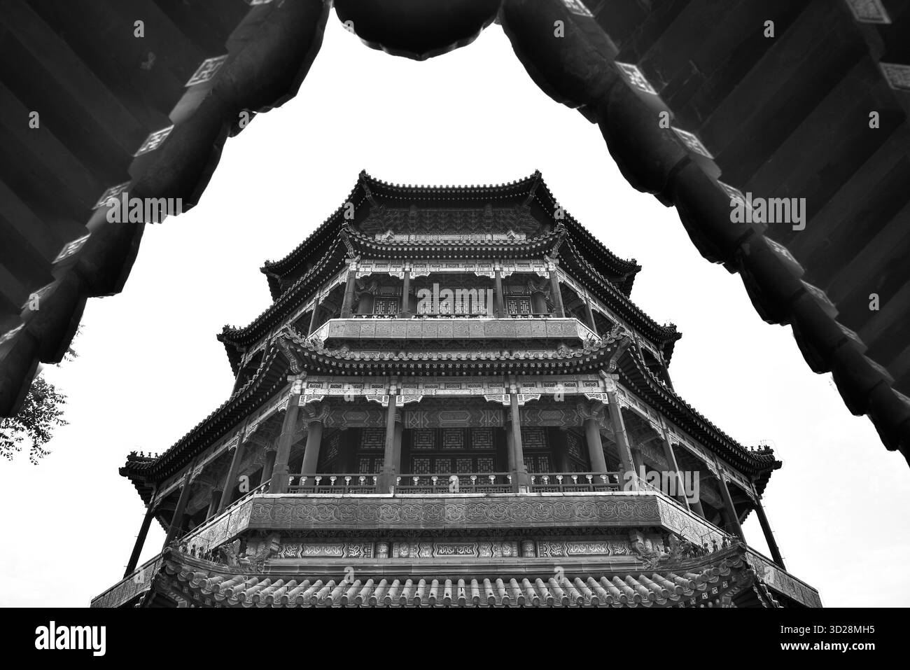 Architettura ornata del Palazzo d'Estate, complesso di giardini e palazzi imperiali cinesi e sito patrimonio dell'umanità dell'UNESCO a Pechino, Cina, il 20 aprile Foto Stock