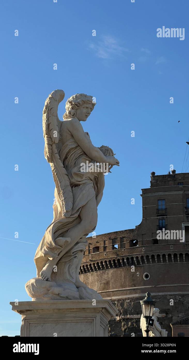 Primo piano dell'Angelo con la statua della Sovrintendenza (Angelo con il Titolo), uno dei dieci angeli con lo storico Castel Sant'Angelo, Roma - Immagine stock catturata con smartphone